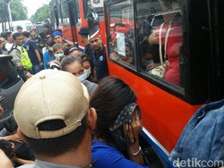 BNN Angkut DJ Mita dan Pengunjung Diskotek Lainnya Naik Metro Mini