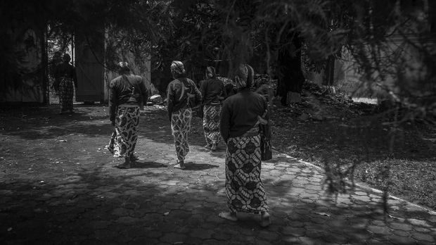 Abdi dalem mengikuti kelas pamulangan atau membaca dan menulis aksara Jawa di perpustakaan kompleks Keraton Ngayogyakarta Hadiningrat, Selasa (22/11). ANTARA FOTO/Hendra Nurdiyansyah/17.