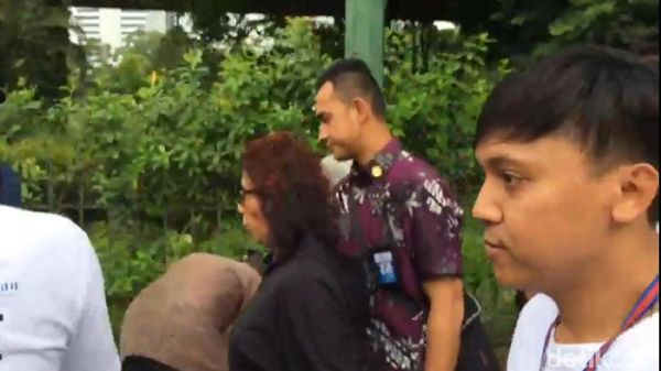 Saat Susi Ngantor Jalan Kaki Tembus Massa Aksi Bela Palestina