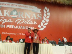 Penutupan Rakornas PDIP, Sekjen Hadiahkan Caping ke Ketua Panitia