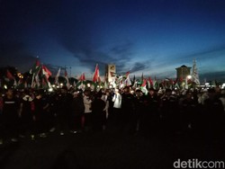 Massa Aksi Mulai Kibarkan Bendera Palestina di Monas