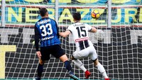 Udinese unggul duluan lewat Kevin Lasagna setelah menjebol jala Inter Milan dari jarak dekat (Alessandro Garofalo/Reuters)