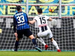 Udinese unggul duluan lewat Kevin Lasagna setelah menjebol jala Inter Milan dari jarak dekat (Alessandro Garofalo/Reuters)
