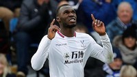 Christian Benteke, depan (Crystal Palace). Benteke menyudahi puasa gol 1.106 menit lewat gol pembuka ke gawang Leicester. Ia juga membuat assist dalam gol kedua Palace. (Foto: Darren Staples/Reuters)