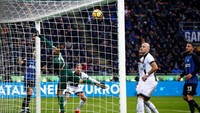 Inter Milan tercatat punya total 22 attempts, tapi hanya delapan yang mengarah ke gawang. Salah satu peluang emas Inter lewat Milan Skriniar membentur mistar (Alessandro Garofalo/Reuters)