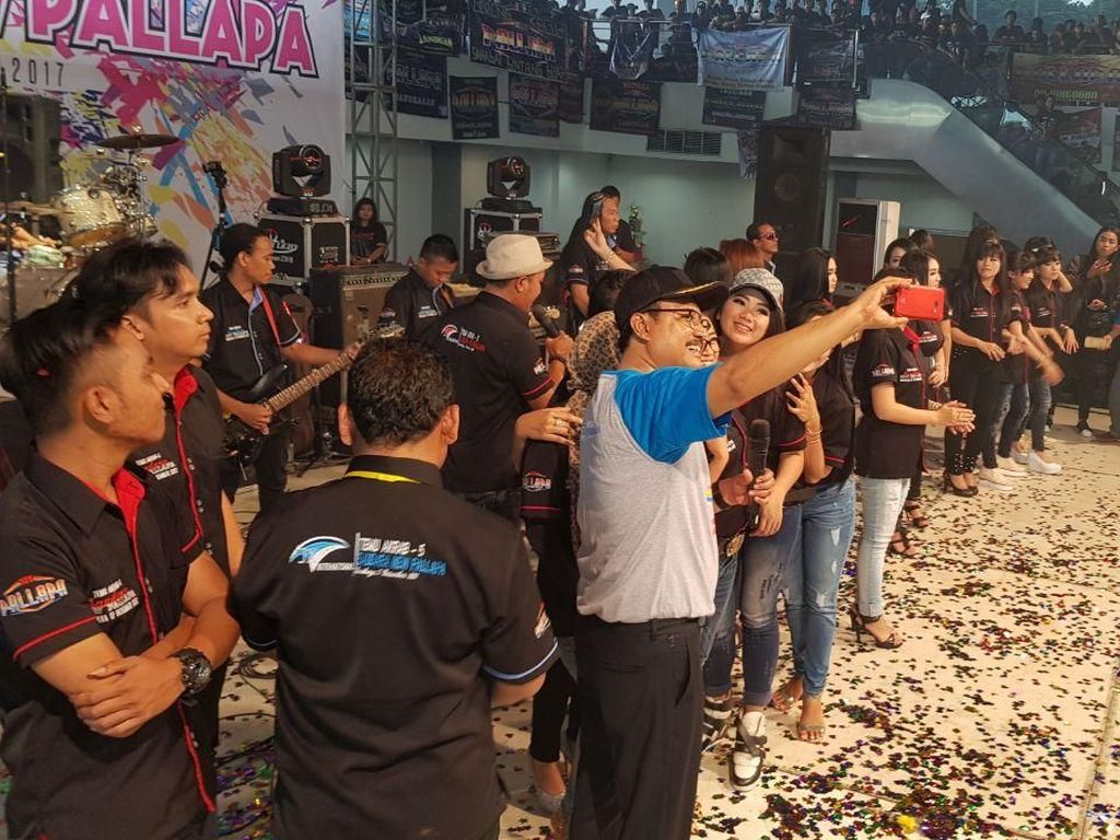 Gus Ipul Naik Panggung Dangdut Koplo New Palapa di Surabaya Gus Ipul Naik Panggung Dangdut Koplo New Palapa di Surabaya