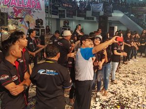 Gus Ipul Naik Panggung Dangdut Koplo New Palapa di Surabaya Gus Ipul Naik Panggung Dangdut Koplo New Palapa di Surabaya