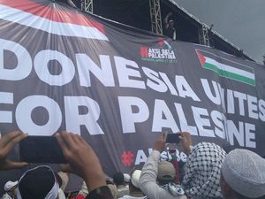 Massa Bentangkan Spanduk Besar Indonesia Unites for Palestine