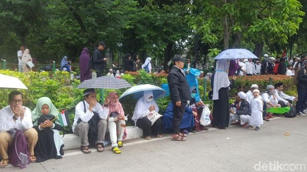 Foto: Doa di Tengah Gerimis Massa Aksi Bela Palestina