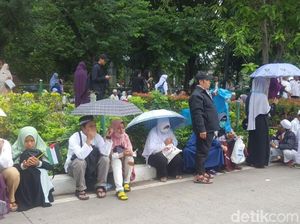 Foto: Doa di Tengah Gerimis Massa Aksi Bela Palestina