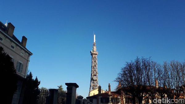 Foto: Kembaran Menara Eiffel di Negerinya Sendiri