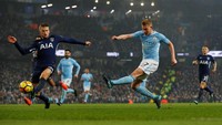 Kevin De Bruyne sudah mencetak total tujuh gol di Premier League 2017/2018 sejauh ini. Gelandang Manchester City itu juga menjadi Raja Assist untuk sementara dengan torehan 14 assist. (Foto: Phil Noble/Reuters)