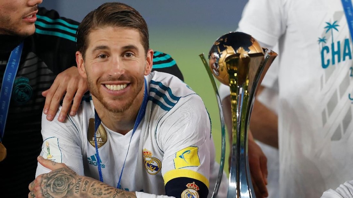 Sergio Ramos bersama trofi Piala Dunia Antarklub 2017. (Foto: Matthew Childs/Reuters)