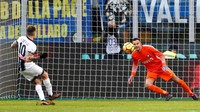 Rodrigo De Paul lewat eksekusi penaltinya membawa Udinese unggul lagi 2-1. Samir Handanovic Alessandro Garofalo/Reuters
