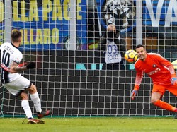 Rodrigo De Paul lewat eksekusi penaltinya membawa Udinese unggul lagi 2-1. Samir Handanovic Alessandro Garofalo/Reuters