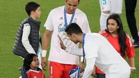 Pemain Madrid merayakan keberhasilan dengan keluarga mereka. Keylor Navas membawa anak dan istrinya ke lapangan. (Foto: Ahmed Jadallah/Reuters)
