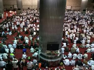 Suasana di Masjid Istiqlal Saat Salat Subuh Aksi Bela Palestina