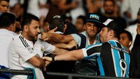 Yang patut disayangkan, ada sedikit kericuhan di tribune saat Madrid melawan Gremio. Ada baku hantam antara kedua pendukung kesebelasan. (Foto: Matthew Childs/Reuters)