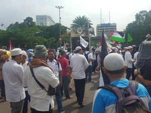Massa Aksi Bela Palestina Mulai Bergeser ke Kantor Kedubes AS