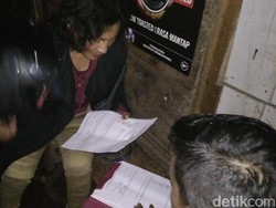 Polisi Tangkap Nenek Penjual Miras Online di Garut