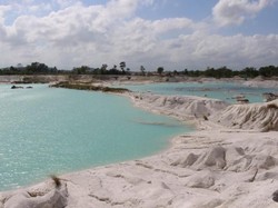 Danau Kaolin, Bekas Tambang yang Mempesona di Belitung