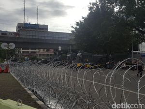 Foto: Panjangnya Kawat Berduri yang Pagari Kedubes AS