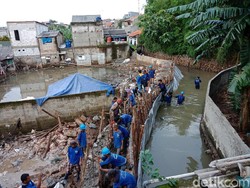 Petugas Sudin SDA Masih Berjibaku Perbaiki Tanggul Jebol Jati Padang