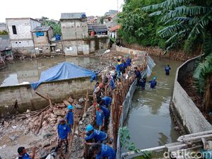 Petugas Sudin SDA Masih Berjibaku Perbaiki Tanggul Jebol Jati Padang Petugas Sudin SDA Masih Berjibaku Perbaiki Tanggul Jebol Jati Padang