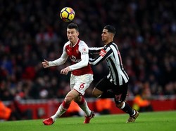 Mau Terus Pakai Empat Bek, Wenger?