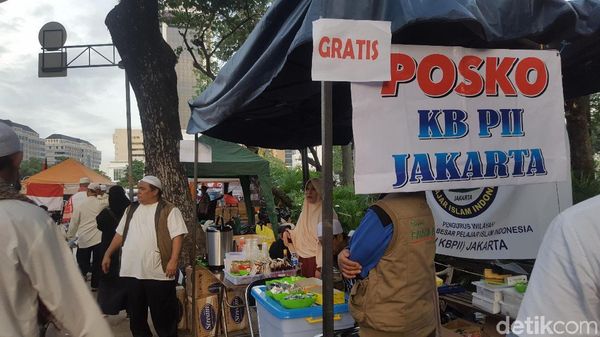 Penampakan Posko Makanan Gratis di Aksi Bela Palestina di Monas