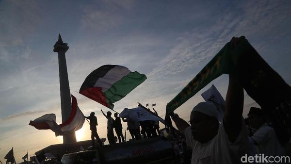 Foto: Kibar Bendera Palestina di Monas