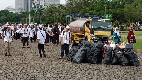 Massa Bela Palestina Bersih-bersih Mandiri di Kawasan Monas
