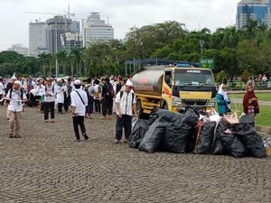 Massa Bela Palestina Bersih-bersih Mandiri di Kawasan Monas
