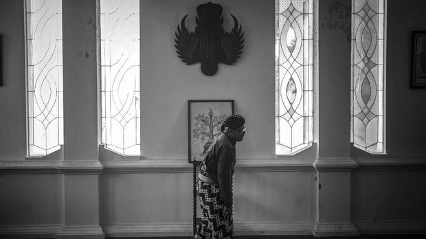 Kanjeng Mas Tumenggung Projosuwasono sebagai pengampu macapat di perpustakaan kompleks Keraton Ngayogyakarta Hadiningrat, Selasa (22/11). ANTARA FOTO/Hendra Nurdiyansyah/17.