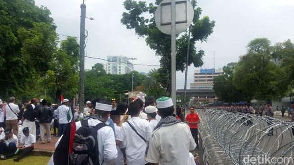 Foto: Massa Aksi Bela Palestina Mulai Merapat ke Kedubes AS