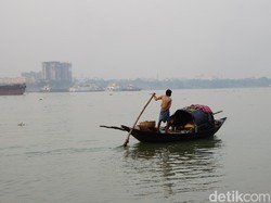 Kisah Sungai Suci yang Jadi Tempat Mandi di India