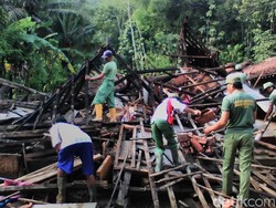 Melihat Longsor yang Merusak Rumah dan Menutup Jalan di Banyumas