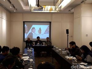 Survei Instrat : Eletabilitas Ridwan Kamil Turun Saat Berpasangan