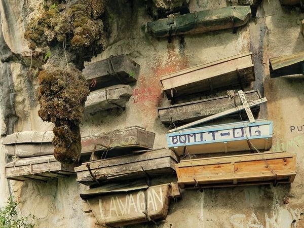 Foto: Bukan di Toraja, Ini Kuburan Gantung di Filipina