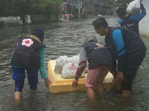 Korban Banjir di Pasuruan Dapat Suplai Nasi Bungkus
