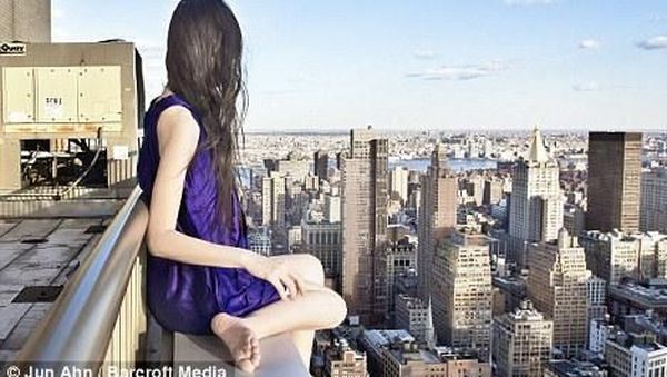 Deretan Foto Wanita Misterius Ini Bikin Dengkul Lemas