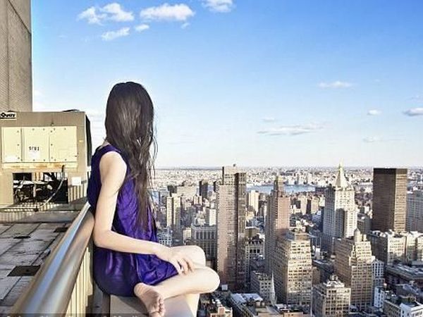 Deretan Foto Wanita Misterius Ini Bikin Dengkul Lemas