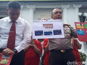 Penipu Ini Kelabui Korbannya dengan ATM Berisi Rp 99 M Penipu Ini Kelabui Korbannya dengan ATM Berisi Rp 99 M