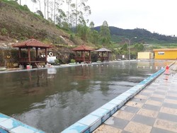 Berendam Air Panas di Dieng, Segar Banget!