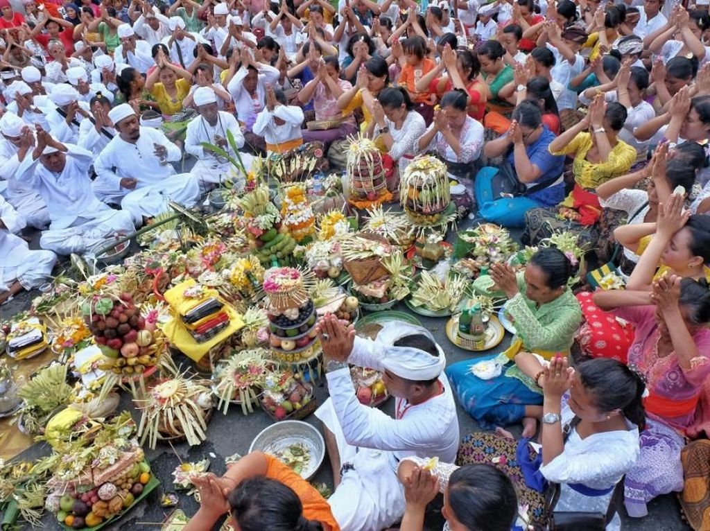 Upacara Adat Pujawali Upacara Adat Pujawali