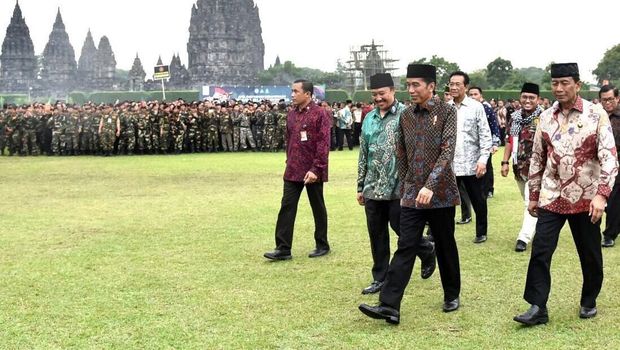 Viral Foto Sultan Berdiri di Belakang Grup Foto Jokowi, Ini Faktanya