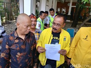 Tak Ditemui Ridwan Kamil, Kader Golkar Titip SK Cerai ke Satpam