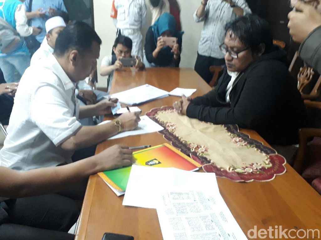 Penolakan Ustaz Somad, Arya Wedakarna Dilaporkan ke Komnas HAM Penolakan Ustaz Somad, Arya Wedakarna Dilaporkan ke Komnas HAM