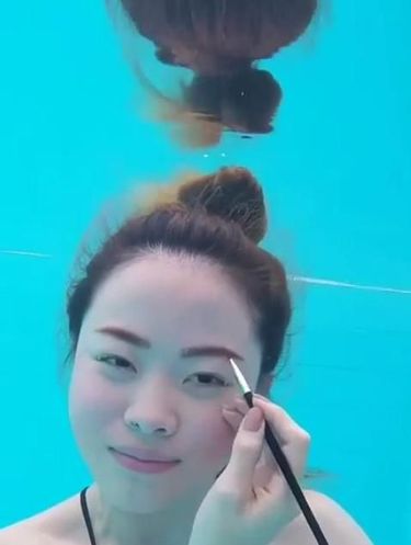 Wanita Pamer Tutorial Makeup di Dalam Air Ini Jadi Viral 