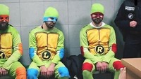 Pilihan kostum ketiga fans ini tak lepas dari kelakar bahwa Mbappe mirip dengan karakter Donatello, satu dari kuartet personil kura-kura ninja. (Foto: Twitter @kashisback)